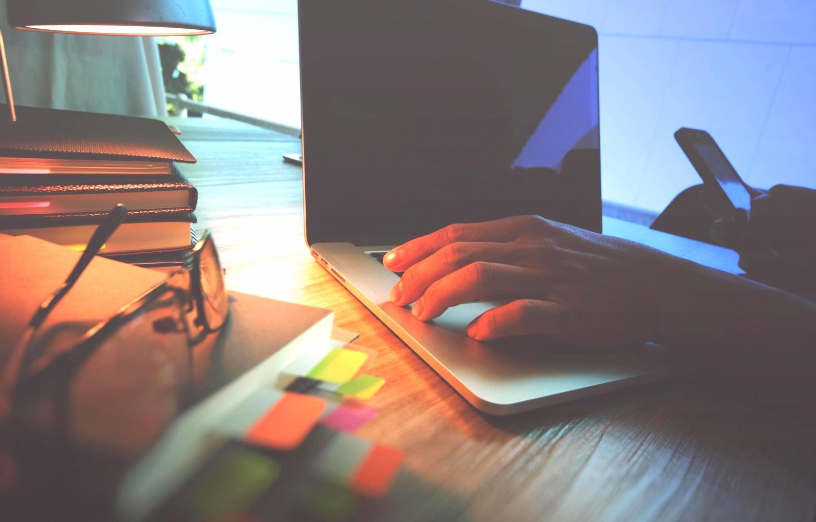 Profesionales trabajando con herramientas de análisis financiero